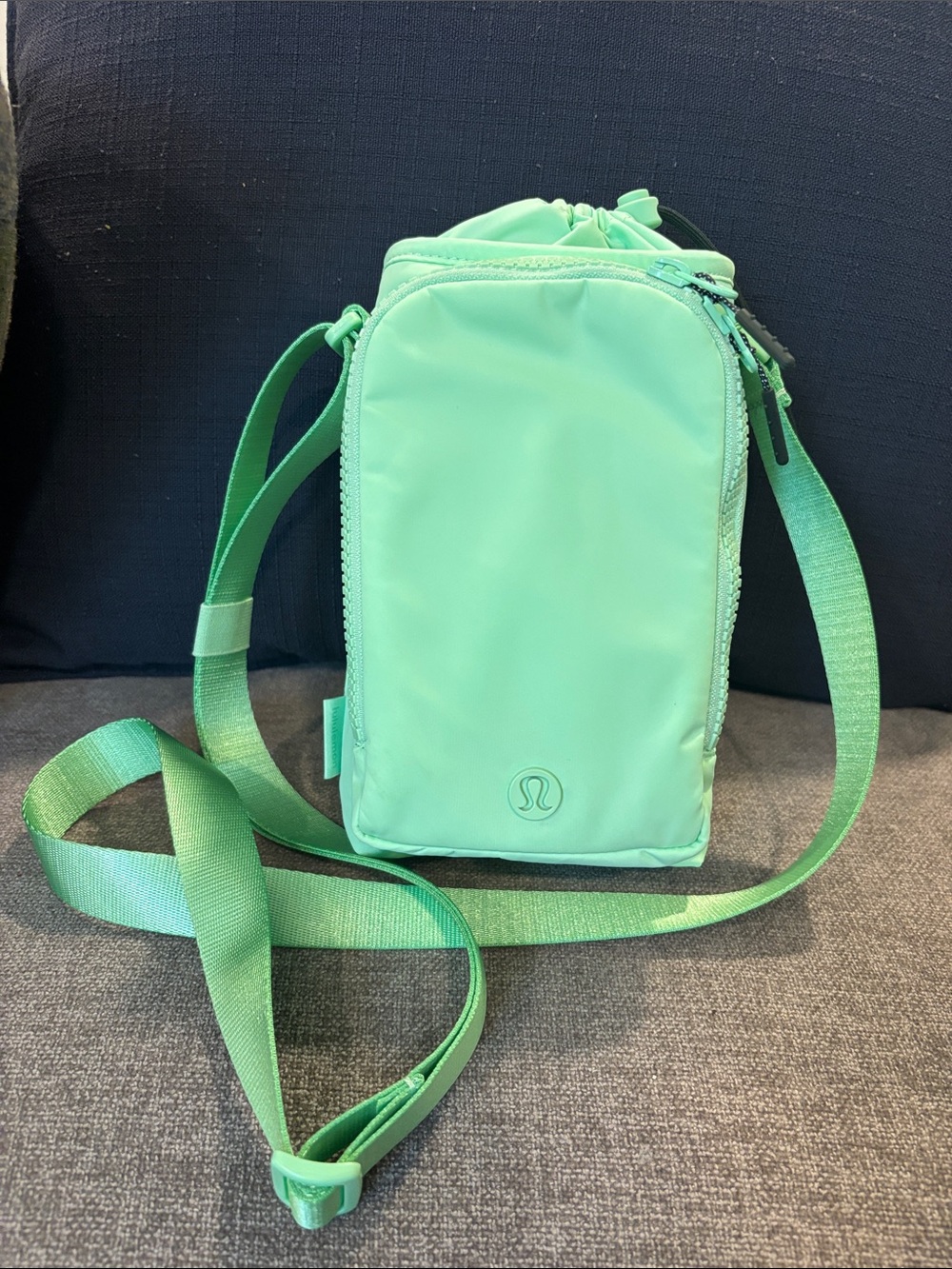 NWOT lulu-lemon athletica Mint Crossbody water bottle with front pocket